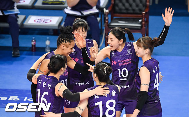 1세트 흥국생명 김연경이 득점 후 결정적인 디그를 성공시킨 브루나를 독려하고 있다. / soul1014@osen.co.kr