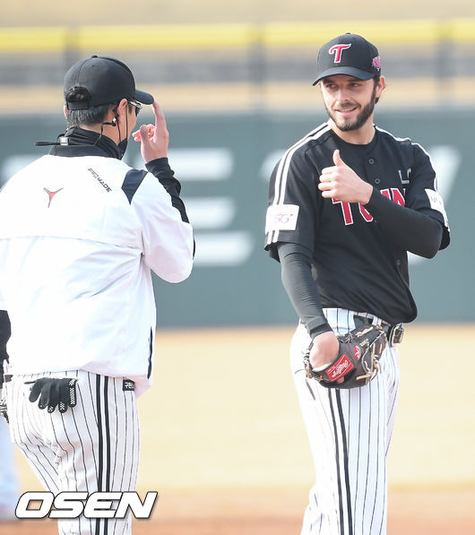 LG 외국인 투수 수아레즈가 김광삼 투수 코치와 이야기를 나누고 있다. / soul1014@osen.co.kr