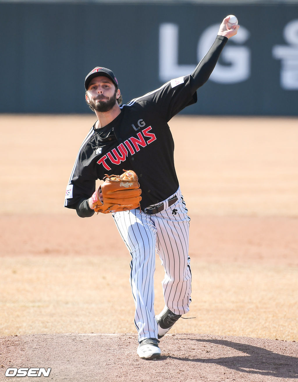 LG 트윈스가 26일 경기도 이천시 LG챔피언스파크에서 2021시즌을 준비하는 스프링캠프를 차리고 담금질에 나섰다.LG 수아레즈가 라이브피칭을 하고 있다.  / soul1014@osen.co.kr
