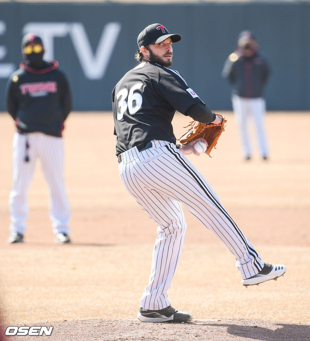 LG 수아레즈가 라이브피칭을 하고 있다.  / soul1014@osen.co.kr