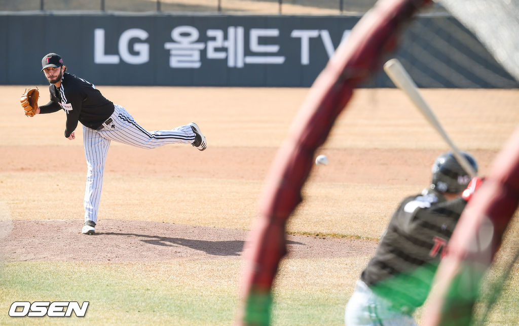 LG 트윈스가 26일 경기도 이천시 LG챔피언스파크에서 2021시즌을 준비하는 스프링캠프를 차리고 담금질에 나섰다.LG 수아레즈가 라이브피칭을 하고 있다.  / soul1014@osen.co.kr