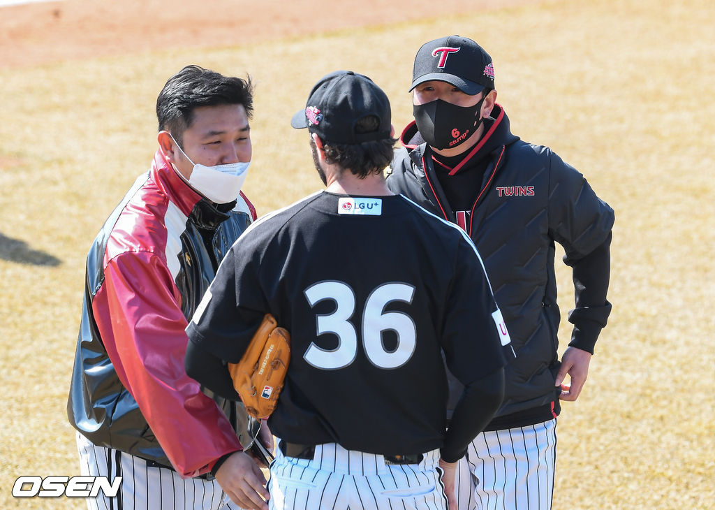 LG 수아레즈가 라이브 피칭을 마친뒤 류지현 감독과 이야기를 나누고 있다. / soul1014@osen.co.kr