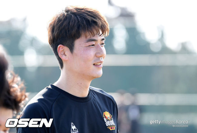 2차 동계 전지훈련을 진행하고 있는 FC서울이 4일 오후 제주 서귀포 축구공원에서 고려대와 연습 경기를 가졌다.FC서울 기성용이 미소를 지으며 러닝을 하고 있다. /sunday@osen.co.kr