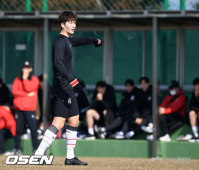 2차 동계 전지훈련을 진행하고 있는 FC서울이 4일 오후 제주 서귀포 축구공원에서 고려대와 연습 경기를 가졌다.FC서울 기성용이 선수들에게 위치를 외치고 있다. /sunday@osen.co.kr