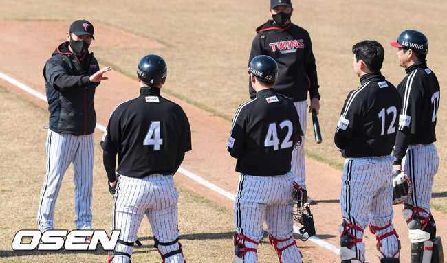 LG 트윈스가 26일 경기도 이천시 LG챔피언스파크에서 스프링캠프 훈련을 실시했다. LG 류지현 감독이 포수들의 훈련을 지도하고 있다.   /soul1014@osen.co.kr