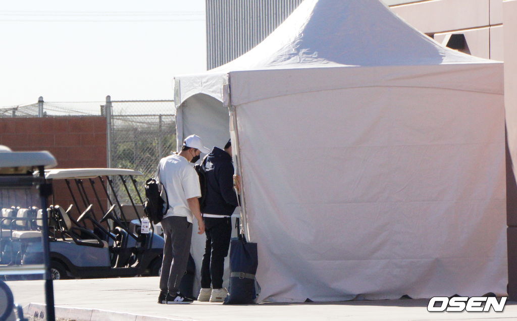 [OSEN=피오리아(미 애리조나주), 이사부 통신원] 샌디에이고의 김하성(왼쪽)이 지난 23일(한국시간) 미국 애리조나주 피오리아의 스프링 캠프 클럽하우스에 도착해 건물 내로 들어가기에 임시 천막 앞에서 대기하고 있다. /lsboo@osen.co.kr