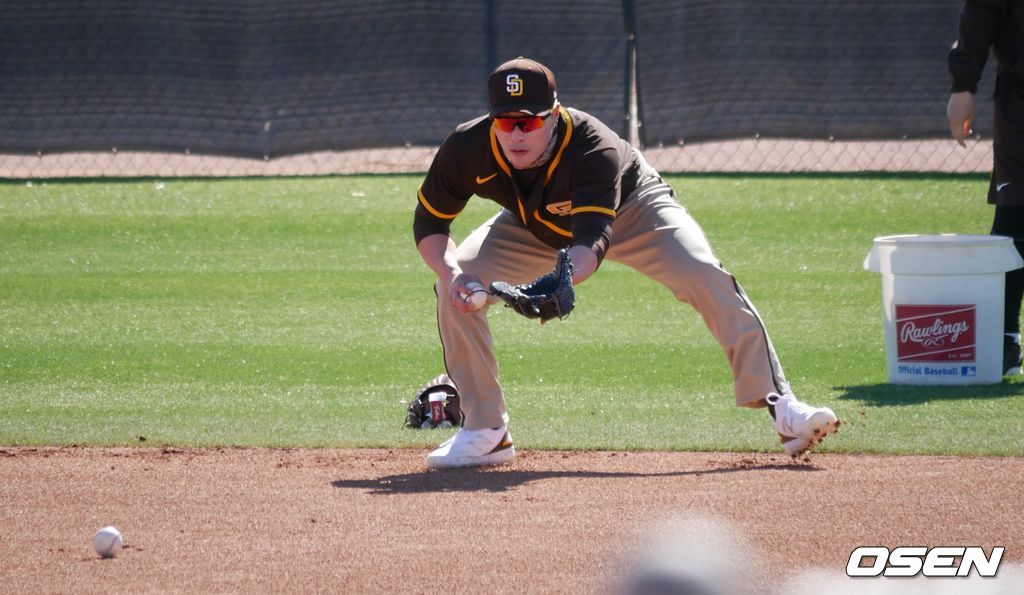 [OSEN=피오리아(미 애리조나주), 이사부 통신원] 샌디에이고의 김하성이 지난 23일(한국시간) 미국 애리조나주 피오리아의 스프링 캠프에서 내야 수비 훈련을 하고 있다. /lsboo@osen.co.kr