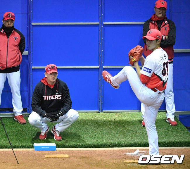 KIA 타이거즈 윌리엄스 감독과 정명원 코치가 이승재의 불펜 피칭을 바라보고 있다. /sunday@osen.co.kr