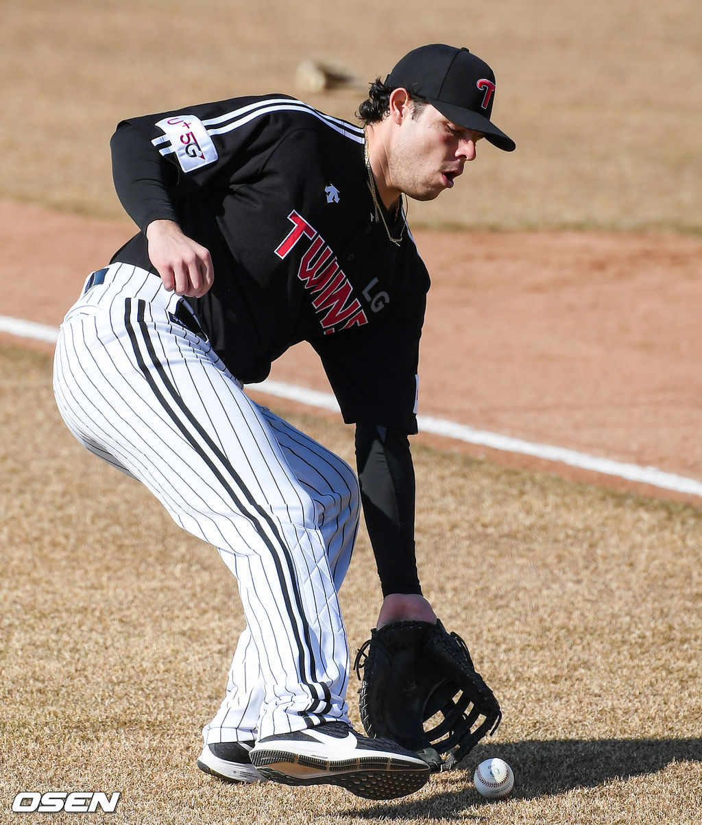 LG 트윈스가 26일 경기도 이천시 LG챔피언스파크에서 2021시즌을 준비하는 스프링캠프를 차리고 담금질에 나섰다.LG 라모스가 수비훈련을 하고 있다.  / soul1014@osen.co.kr