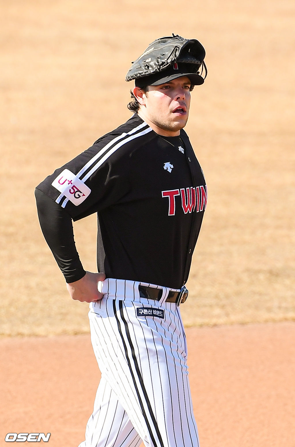 LG 트윈스가 26일 경기도 이천시 LG챔피언스파크에서 2021시즌을 준비하는 스프링캠프를 차리고 담금질에 나섰다.LG 라모스가 훈련장으로 이동하고 있다.  / soul1014@osen.co.kr