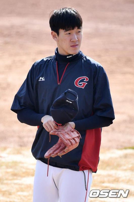 롯데 루키 나승엽이 외야수 글러브를 끼고 있다. / dreamer@osen.co.kr