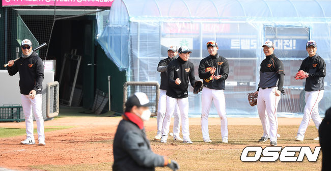 조성환 코치와 내야수들이 훈련을 하고 있다. /youngrae@osen.co.kr 