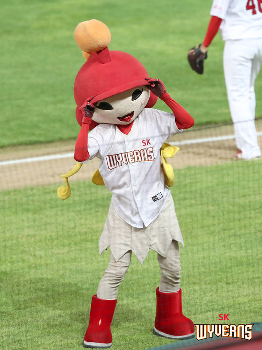 [사진] SK 와이번스의 마스코트 아테나. / SK 와이번스 제공