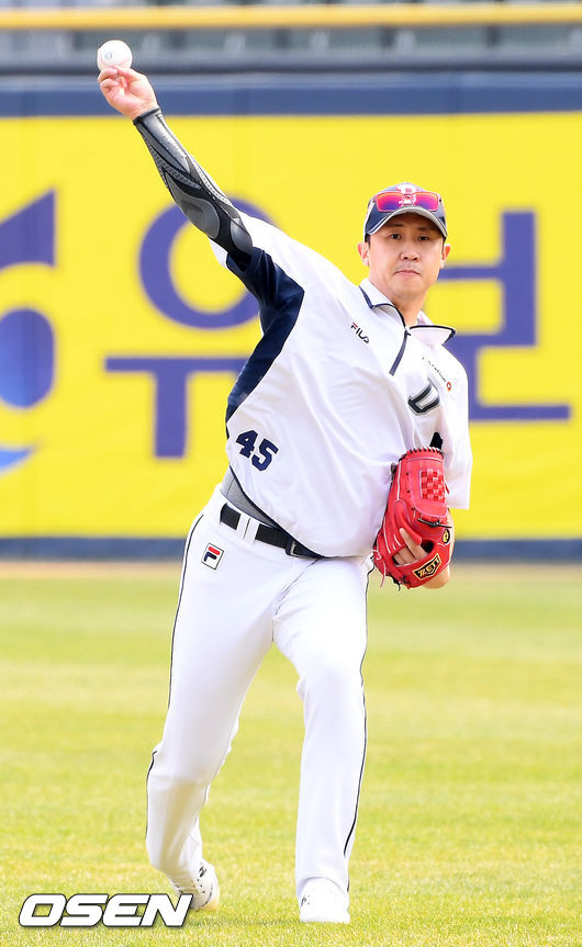 두산 이용찬이 캐치볼을 하고 있다. /rumi@osen.co.kr