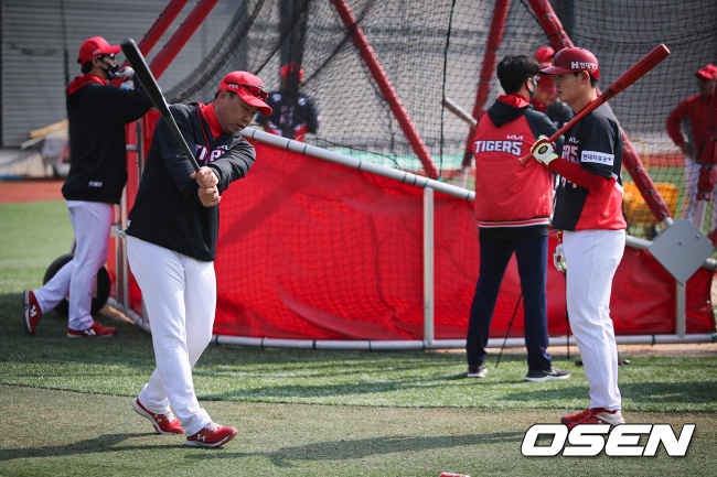 이범호 퓨처스 팀 총괄코치가 선수를 지도하고 있다./KIA 타이거즈 제공