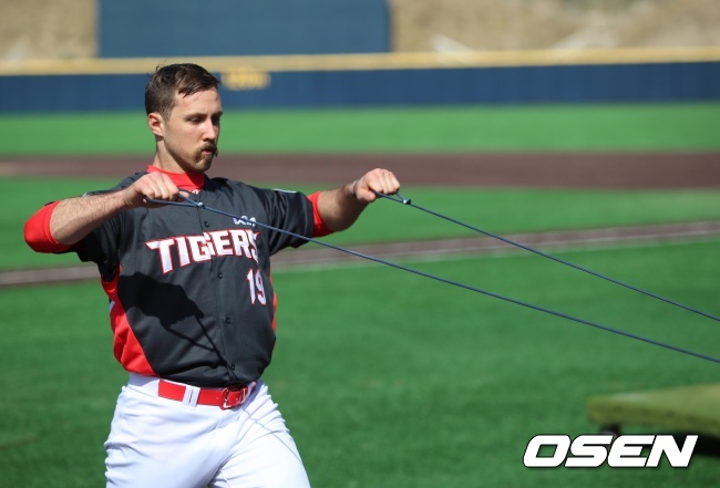 멩덴이 첫 라이브피칭을 마치고 튜빙훈련을 하고 있다./KIA 타이거즈 제공