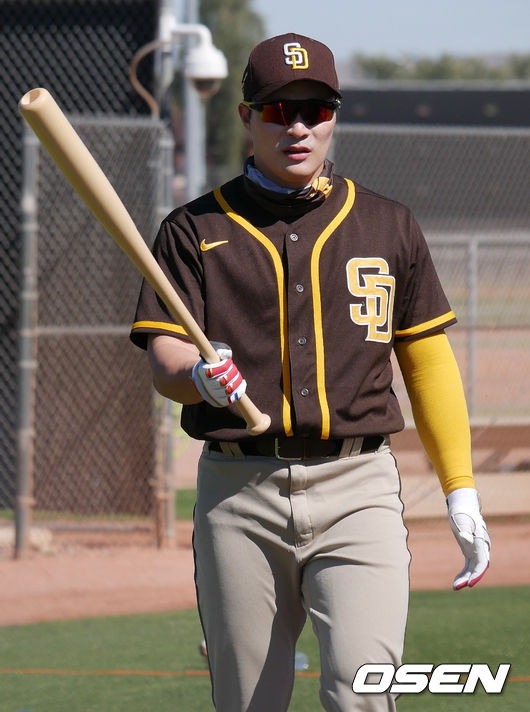 [OSEN=피오리아(미국 애리조나주), 이사부 통신원] 김하성이 타격훈련을 위해 그라운드로 이동하고 있다. /lsboo@osen.co.kr