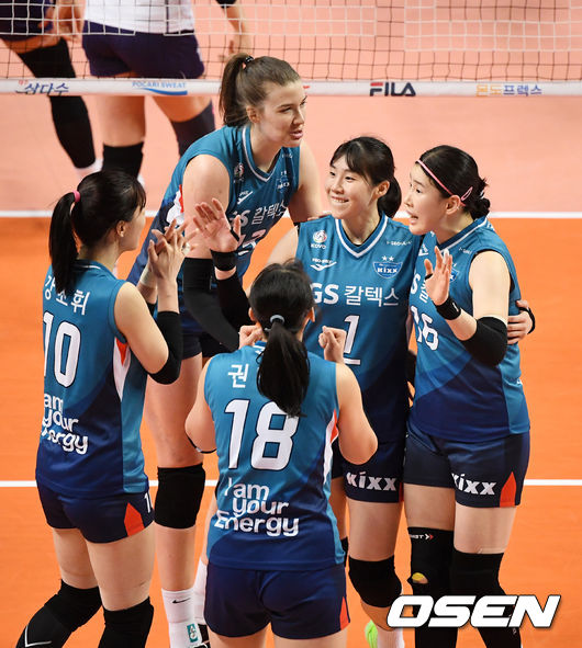 1세트 GS 이소영에 득점에 성공하며 동료선수들과 기뻐하고 있다. /jpenws@osen.co.kr