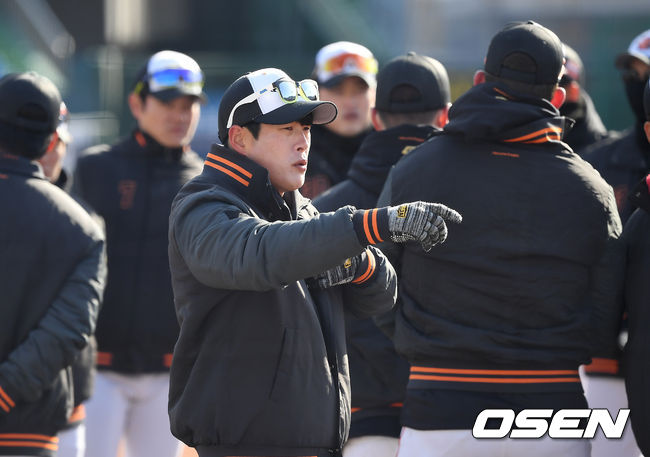 노수광이 선수들과 이야기를 나누고 있다. /youngrae@osen.co.kr 