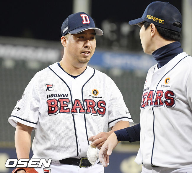 6회초를 마친 두산 선발 유희관이 덕아웃으로 들어가며 박건우와 하이파이브를 하고 있다./ rumi@osen.co.kr