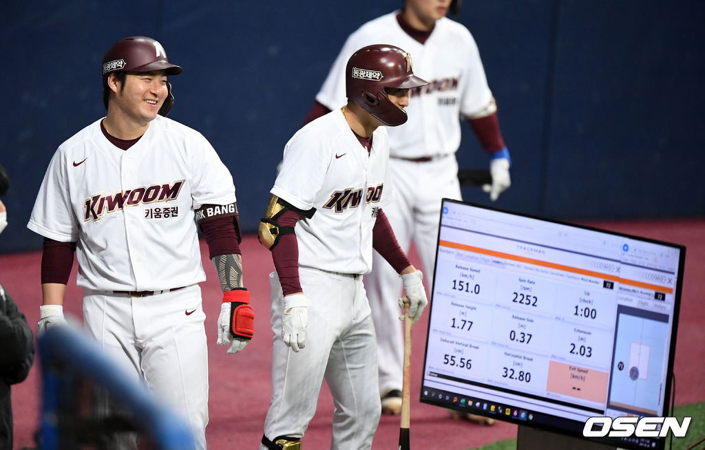박병호와 이정후가 신인 장재영의 라이브 피칭을 지켜보며 미소짓고 있다. /jpenws@osen.co.kr