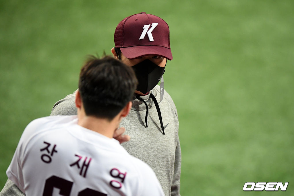 신인 장재영이 첫 라이브 피칭을 마치고 송신영 코치와 이야기를 나누고 있다. /jpenws@osen.co.kr