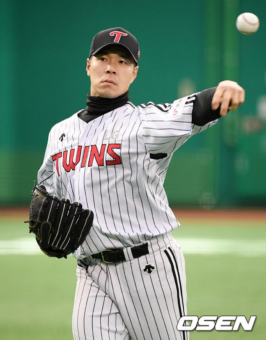 LG 김대유가 실내 연습장에서 캐치볼을 하고 있다./rumi@osen.co.kr