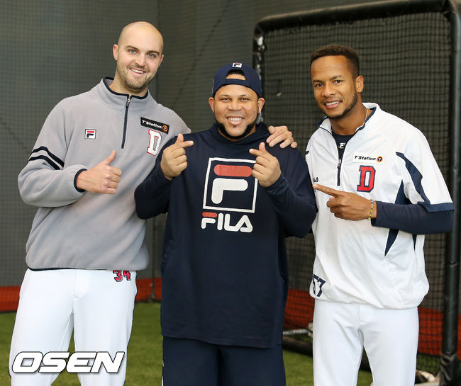 두산 새 외인 투수 로켓(왼쪽)과 미란다(오른쪽)가 자가격리를 마치고 훈련장에 합류한 페르난데스와 함께 포즈를 취하고 있다./rumi@osen.co.kr