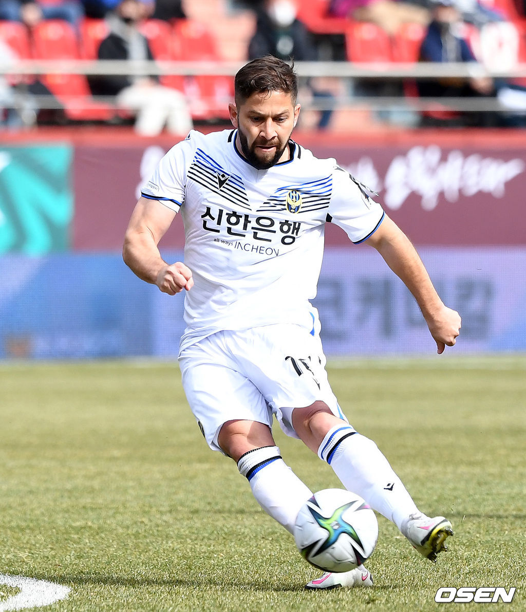 28일 오후 경북 포항 스틸야드에서 ‘하나원큐 K리그1 2021’ 포항 스틸러스와 인천 유나이티드의 경기가 열렸다.전반 인천 아길라르가 선제골을 성공시키고 있다. /sunday@osen.co.kr
