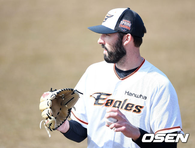 한화 카펜터가 캐치볼을 하고 있다. /sunday@osen.co.kr