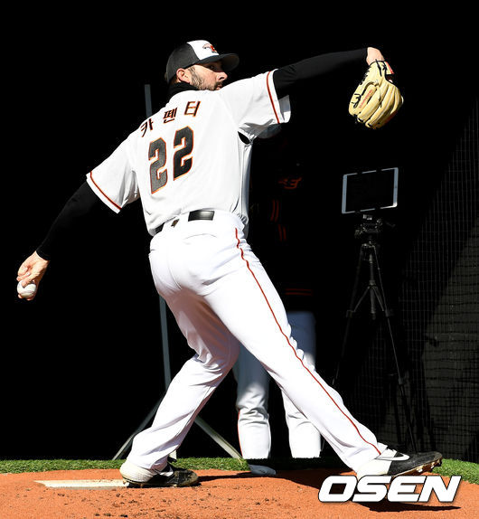 한화 새 외국인투수 라이언 카펜터가 불펜 피칭을 하고 있다. / dreamer@osen.co.kr