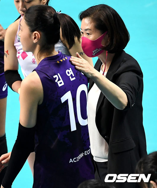 1세트 종료 후 흥국생명 박미희 감독이 주장 김연경을 격려하고 있다. / dreamer@osen.co.kr