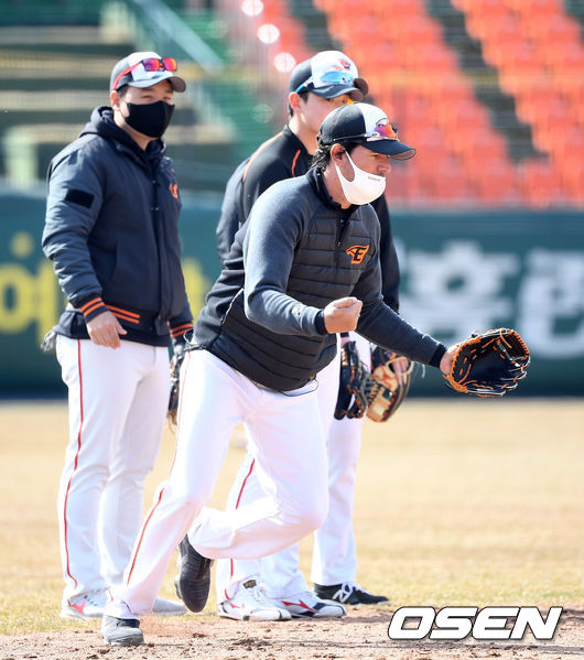 한화 수베로 감독이 수비를 지도하고 있다. /sunday@osen.co.kr