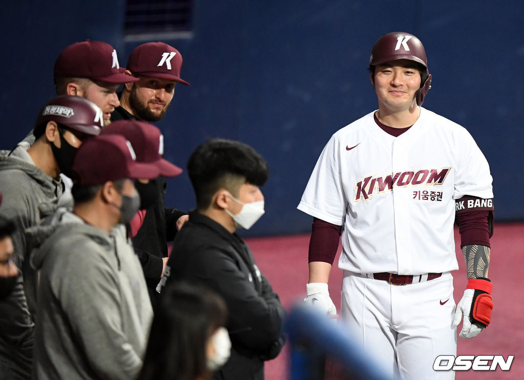 박병호가 장재영의 라이브 피칭을 지켜보며 미소짓고 있다. /jpenws@osen.co.kr