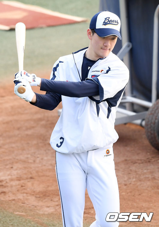 두산 안재석이 그라운드 위에서 훈련을 하고 있다./rumi@osen.co.kr