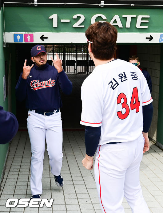 롯데 프랑코가 사직구장 러닝훈련을 마친뒤 김원중 향해 포즈를 취하고 있다. / soul1014@osen.co.kr