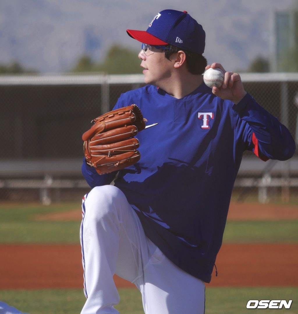 [OSEN=서프라이즈(미 애리조나주), 이사부 통신원] 텍사스 레인저스의 초청선수로 스프링 캠프에 참가한 양현종이 지난달 24일 훈련에서 캐치볼을 하고 있다. /lsboo@osen.co.kr