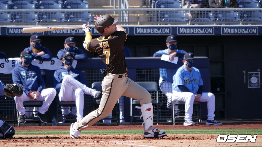 [OSEN=피오리아(미 애리조나주), 이사부 통신원] 샌디에이고의 김하성이 1일(한국시간) 미국 애리조나 피오리아 스포츠 컴플렉스에서 열린 2021 메이저리그 시범경기 개막전 2회 초 자신의 첫 타석에서 강하게 배트를 휘두르고 있다. /lsboo@osen.co.kr