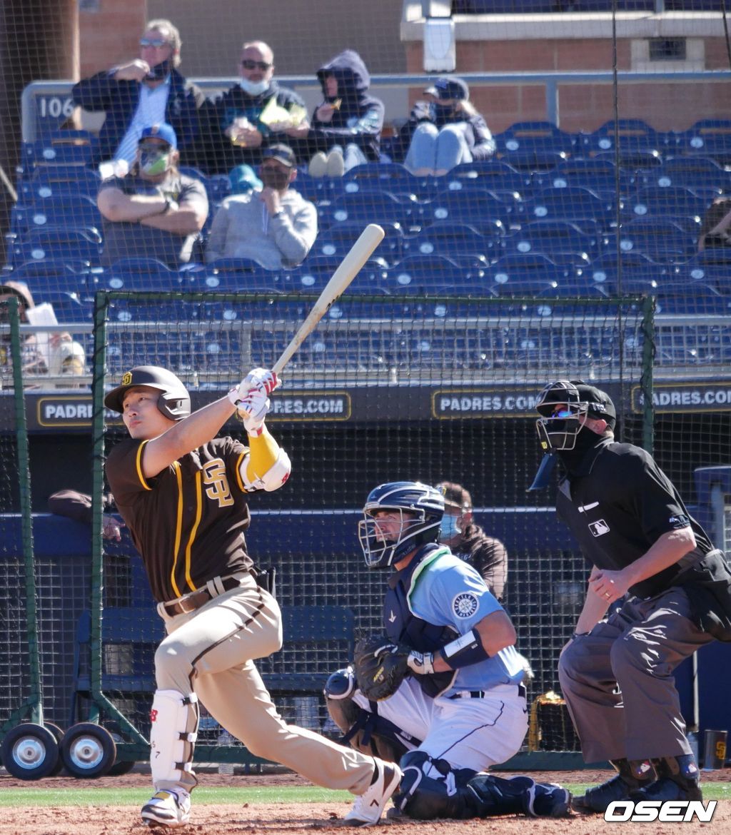 [OSEN=피오리아(미 애리조나주), 이사부 통신원] 샌디에이고의 김하성이 1일(한국시간) 미국 애리조나 피오리아의 피오리아 스포츠 컴플레스에서 열린 2021 메이저리그 시범경기 시애틀과의 개막전  4회 초에서 담장까지 날아가는 호쾌한 장타를 선보이고 있다. 그러나 중견수에게 잡혔다. /lsboo@osen.co.kr