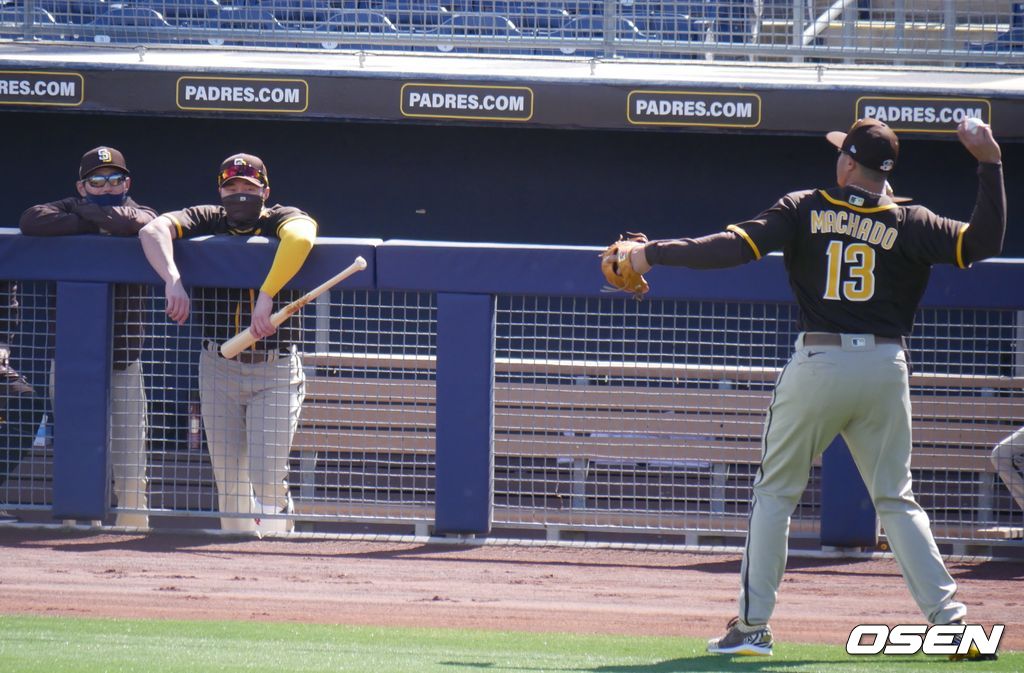 [OSEN=피오리아(미 애리조나주), 이사부 통신원] 샌디에이고의 김하성(가운데)이 1일 미국 애리조나 피오리아에서 열린 2021 메이저리그 시범경기 시애틀과의 개막전에 앞서 염경엽 전 SK감독과 함께 매니 마차도의 캐치볼을 바라보고 있다. /lsboo@osen.co.kr