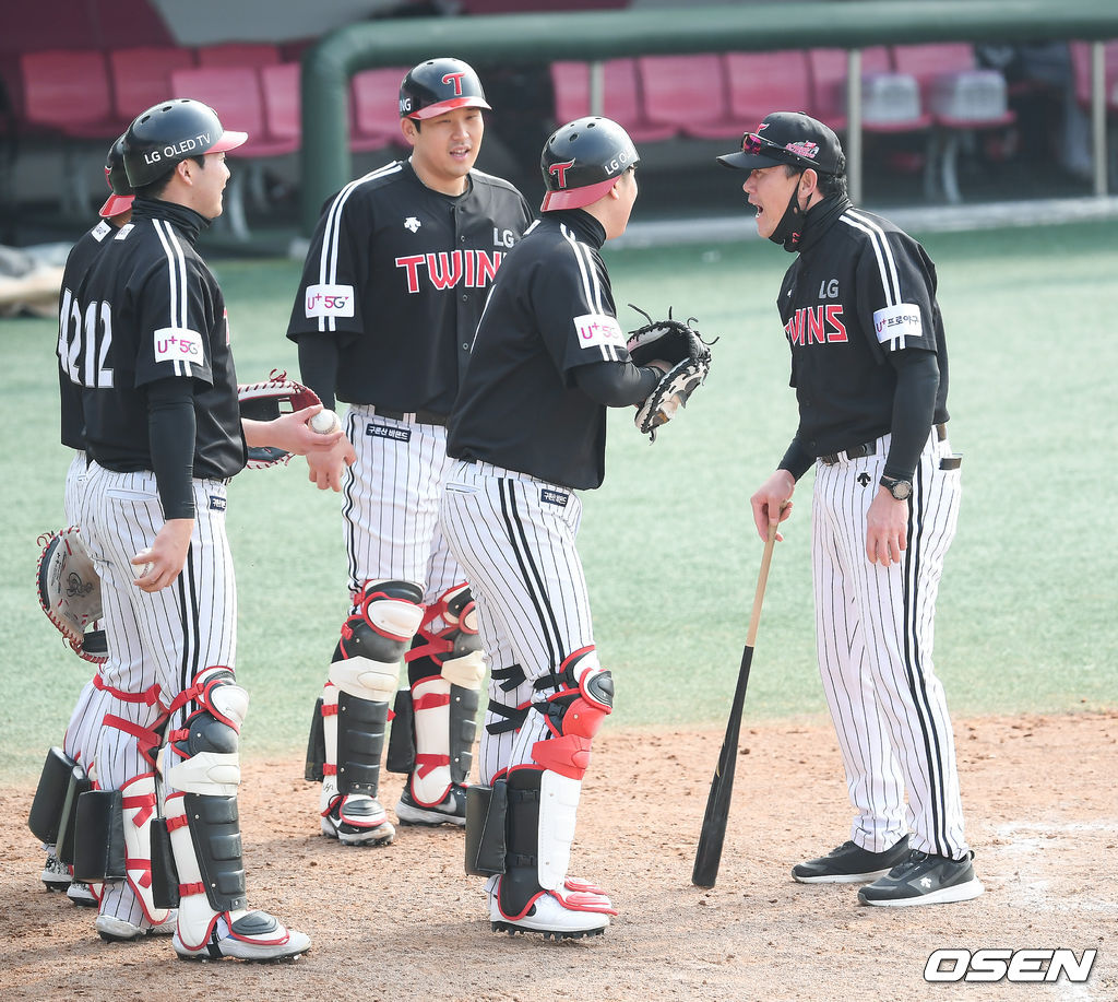 LG 김민호 코치가 포수들에게 파이팅을 외치고 있다. / soul1014@osen.co.kr