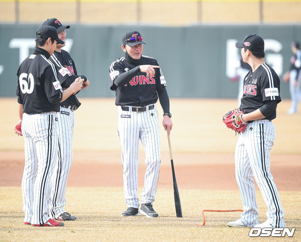 LG 김민호 코치가 투수조 선수들과 이야기를 나누고 있다.  / soul1014@osen.co.kr