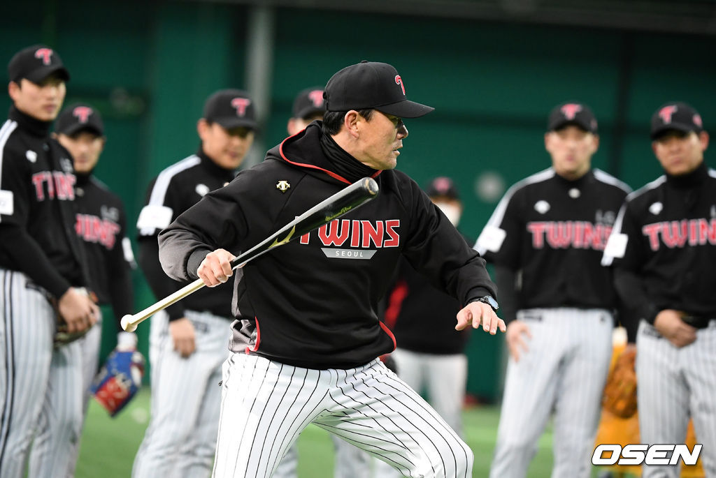 김민호 코치가 수비 훈련을 지도하고 있다.  /jpenws@osen.co.kr