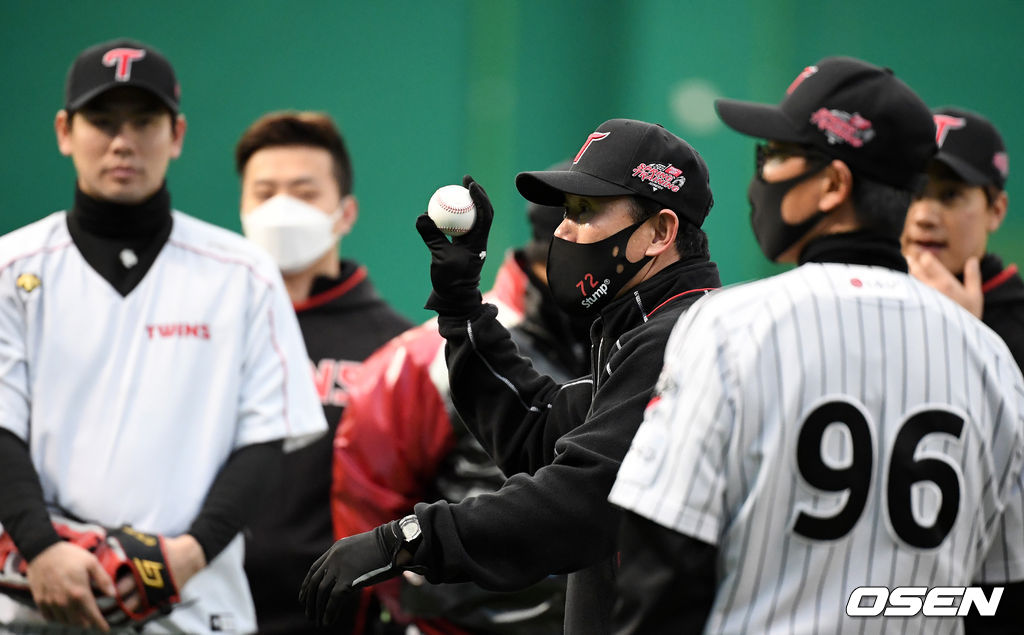 김민호 코치가 훈련을 지도하고 있다. /jpenws@osen.co.kr