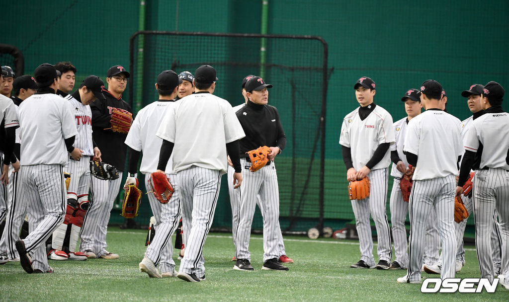 김민호 코치가 훈련을 마치고 선수들과 이야기를 나누고 있다. /jpenws@osen.co.kr
