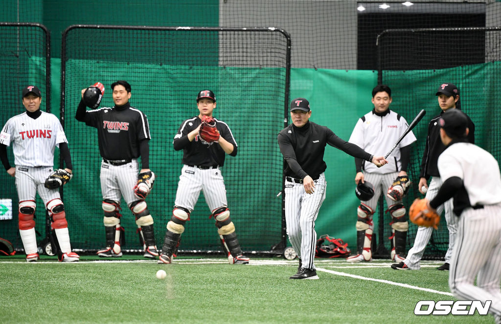 김민호 코치가 펑고를 치며 훈련을 지도하고 있다. /jpenws@osen.co.kr