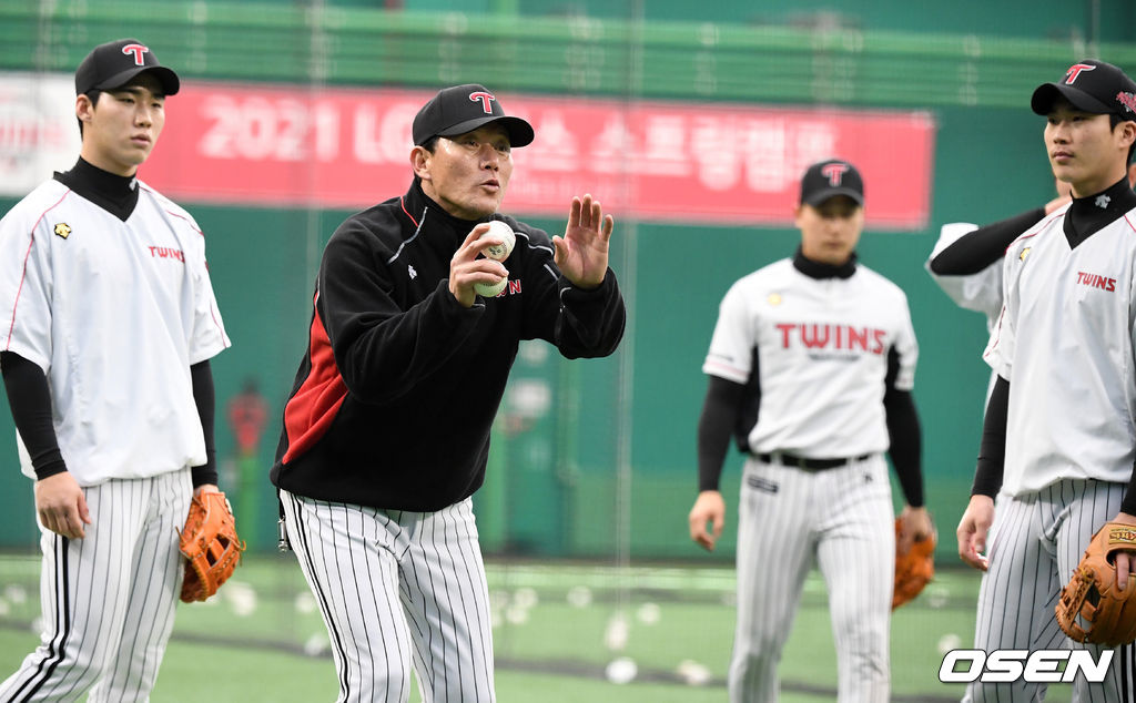 김민호 코치가 수비 훈련을 지도하고 있다. /jpenws@osen.co.kr