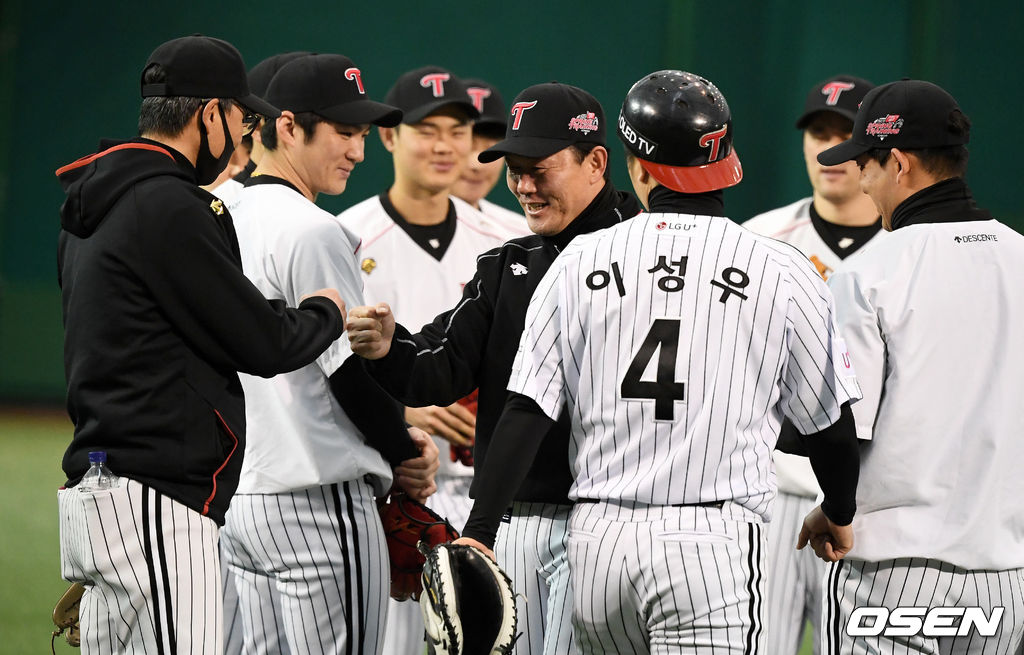 김민호, 김정민 코치가 선수들과 이야기를 나누며 주먹을 맞대고 있다. /jpenws@osen.co.kr