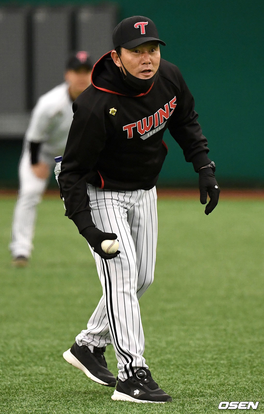 LG 김민호 코치가 선수들과 훈련하고 있다. / dreamer@osen.co.kr