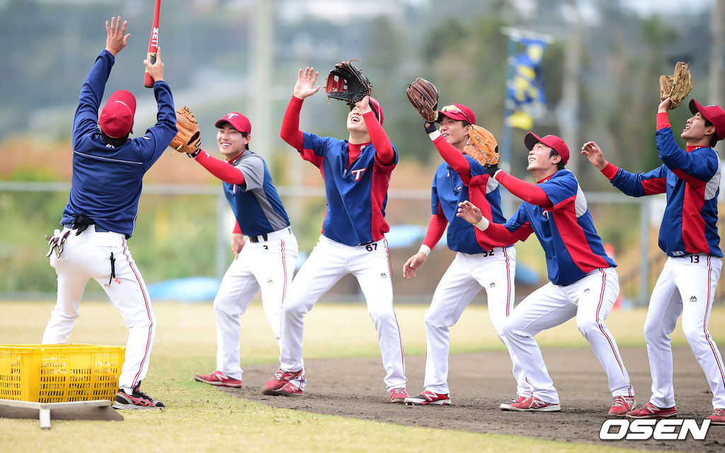일본 오키나와 킨구장 진행된 '2015 KIA 타이거즈 스프링캠프'에서 김민호 코치가 수비훈련을 지도하고 있다.